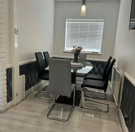 3 Bedrooms Birmingham Escape