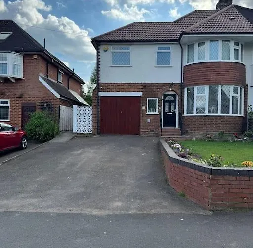 3 Bedrooms Birmingham Escape