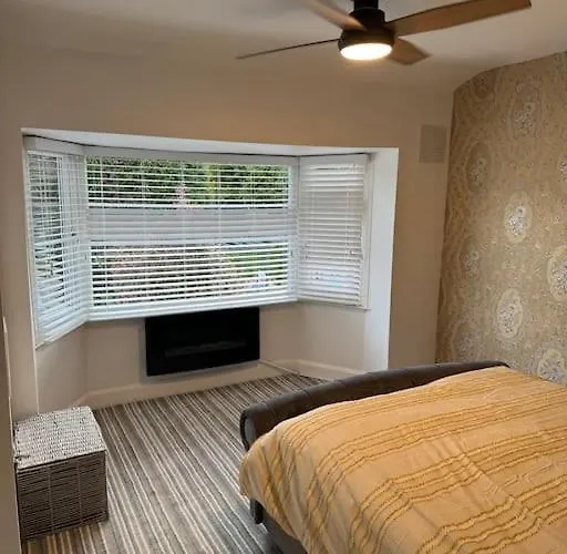 3 Bedrooms Birmingham Escape