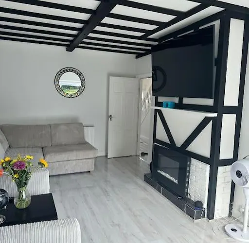 3 Bedrooms Birmingham Escape